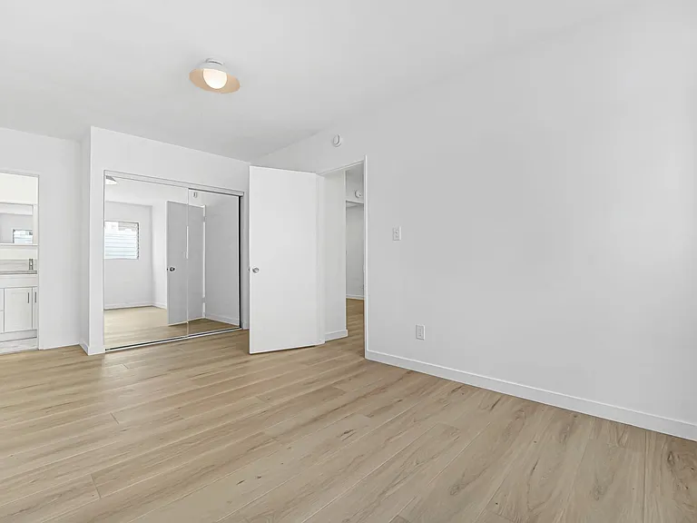 1241 9th St in Santa Monica. Steps to Wilshire Blvd! — Photo 12