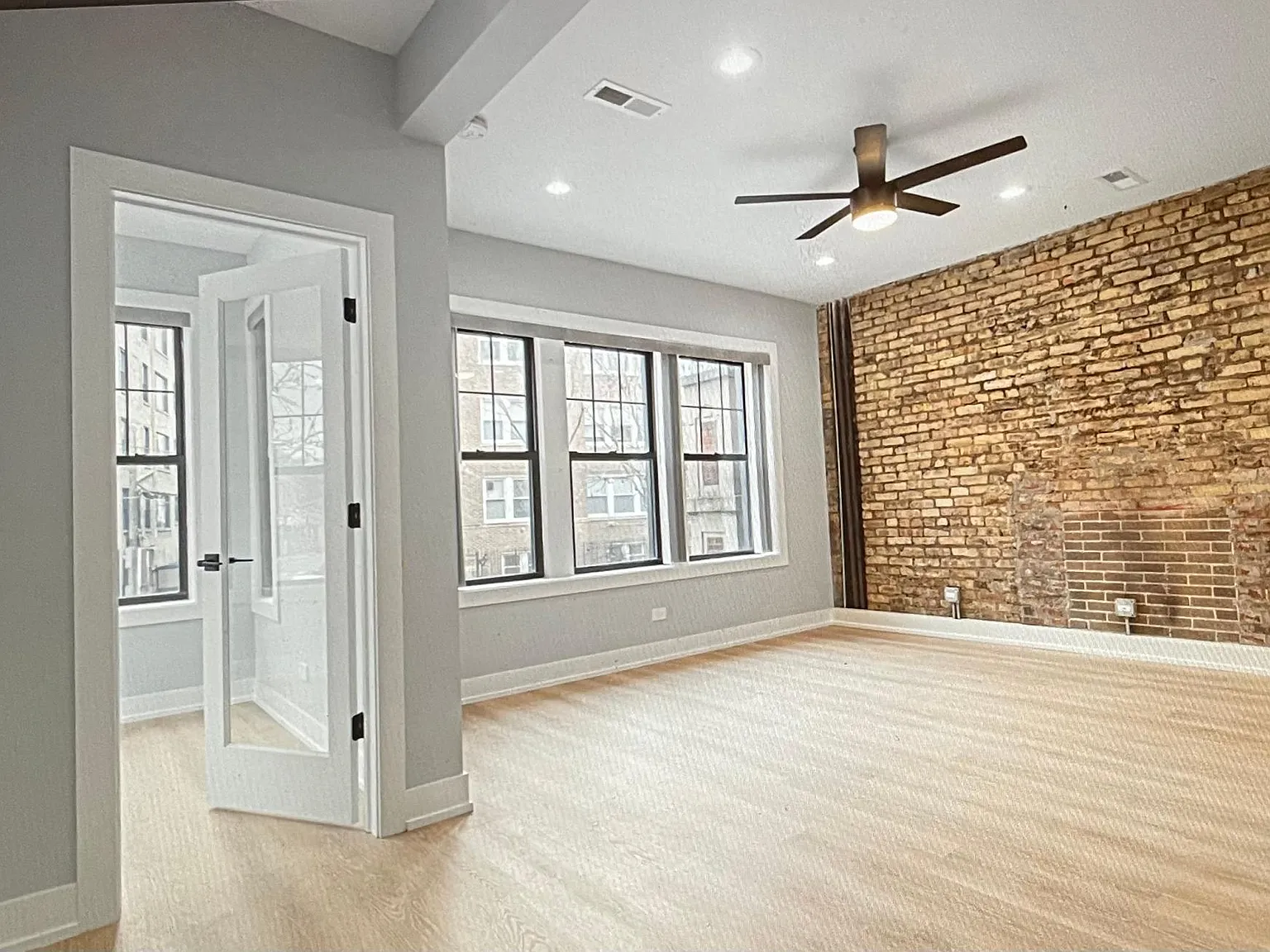 3 bed, 1100 sqft, $3,100 — Photo 2