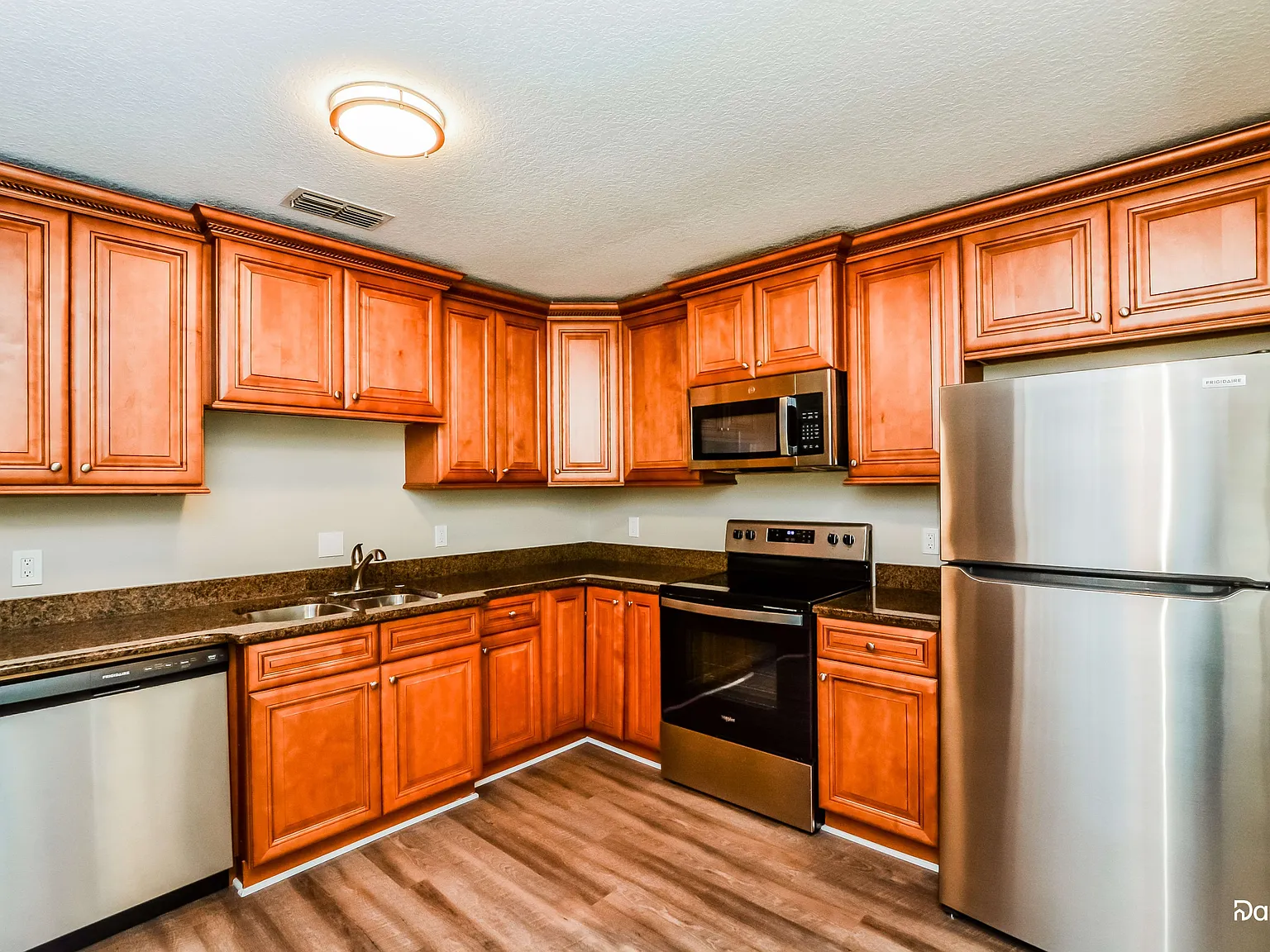 3 bed, 2.0 bath, 1556 sqft, $2,265 — Photo 2