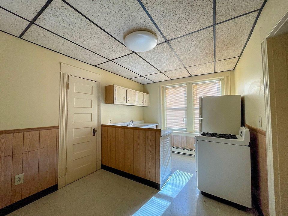 32 Willow St Waterbury, CT, 06710 Apartments for Rent Zillow