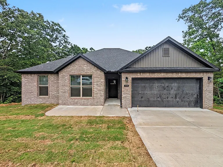 64 Islay Dr — Photo 1