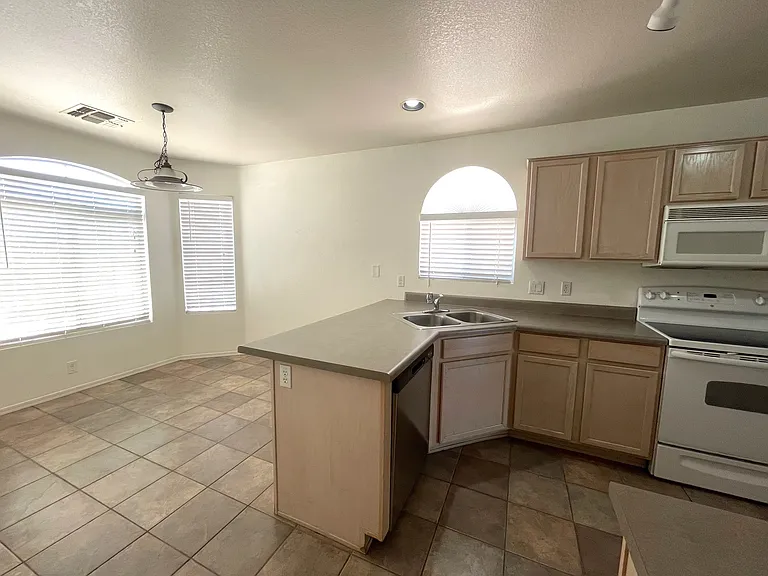 2516 E Jasper Dr — Photo 3