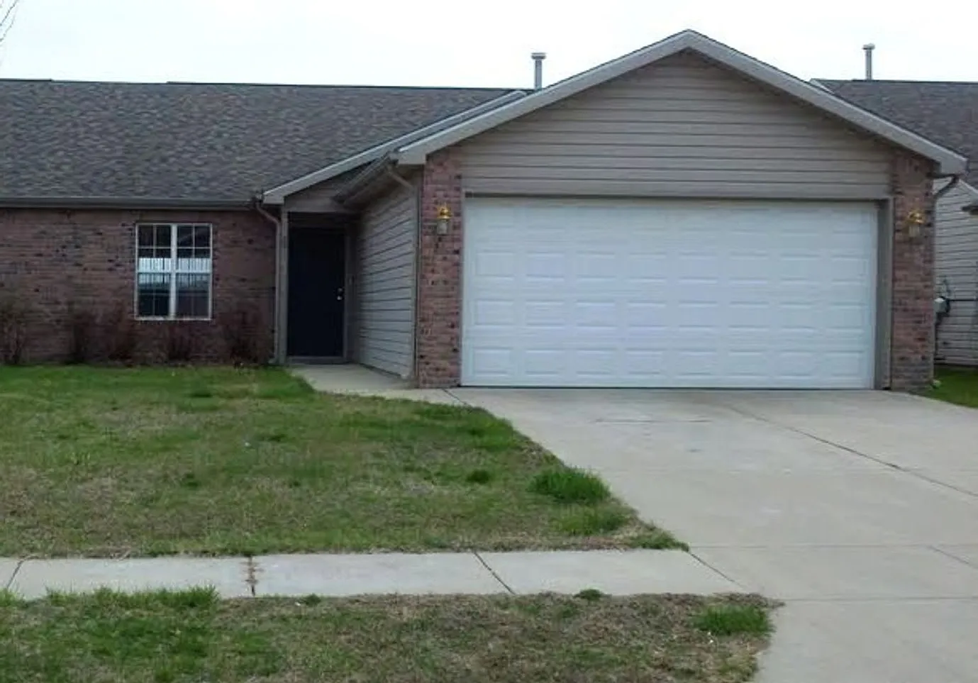 Spacious 3-Bedroom, 2-Bathroom Duplex with 2-Car Garage! — Photo 2