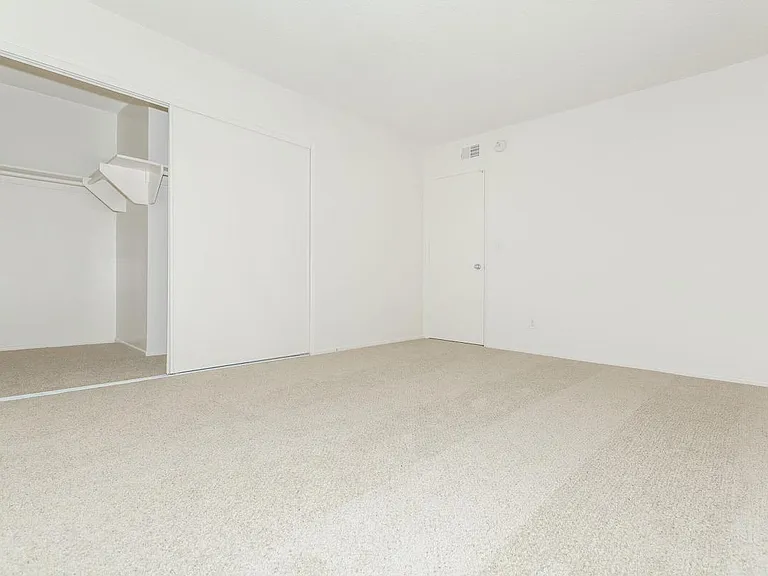 Hampshire Square Apartment Homes — Photo 30