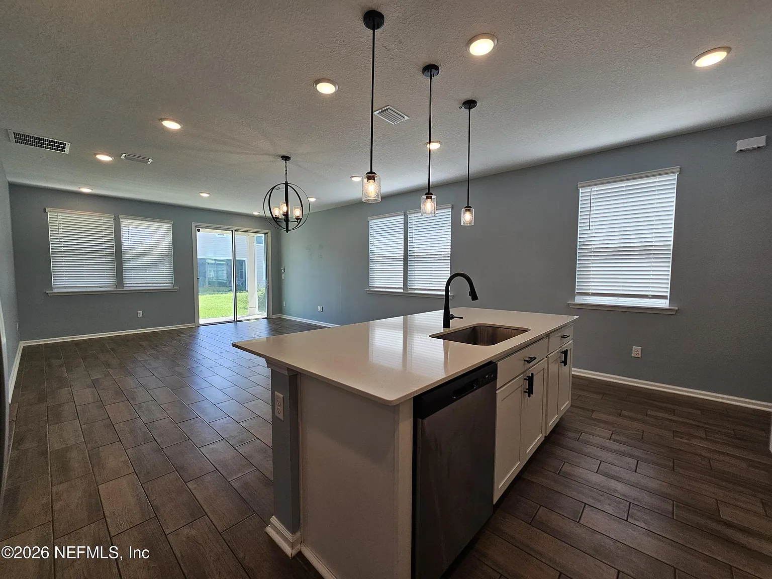 4 bed, 2.5 bath, 2120 sqft, $2,300 — Photo 4