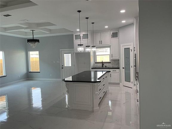 5th image of 2215 Truman Ave