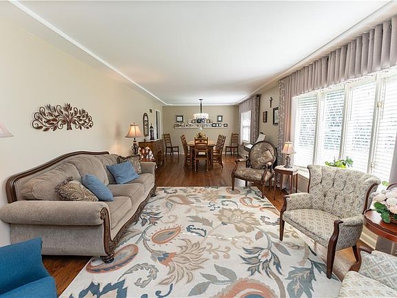3rd image of 602 Thunderbird Dr