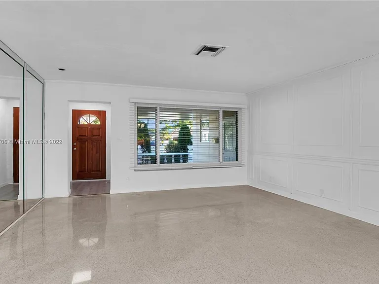 617 NE 2nd Pl — Photo 7
