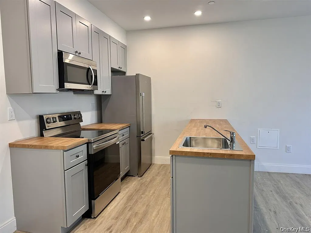 362 W Merrick Rd — Photo 3