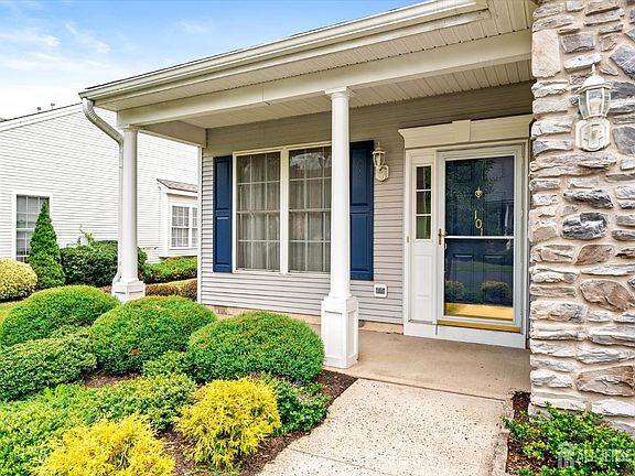 3rd image of 101 Meadowlark Dr