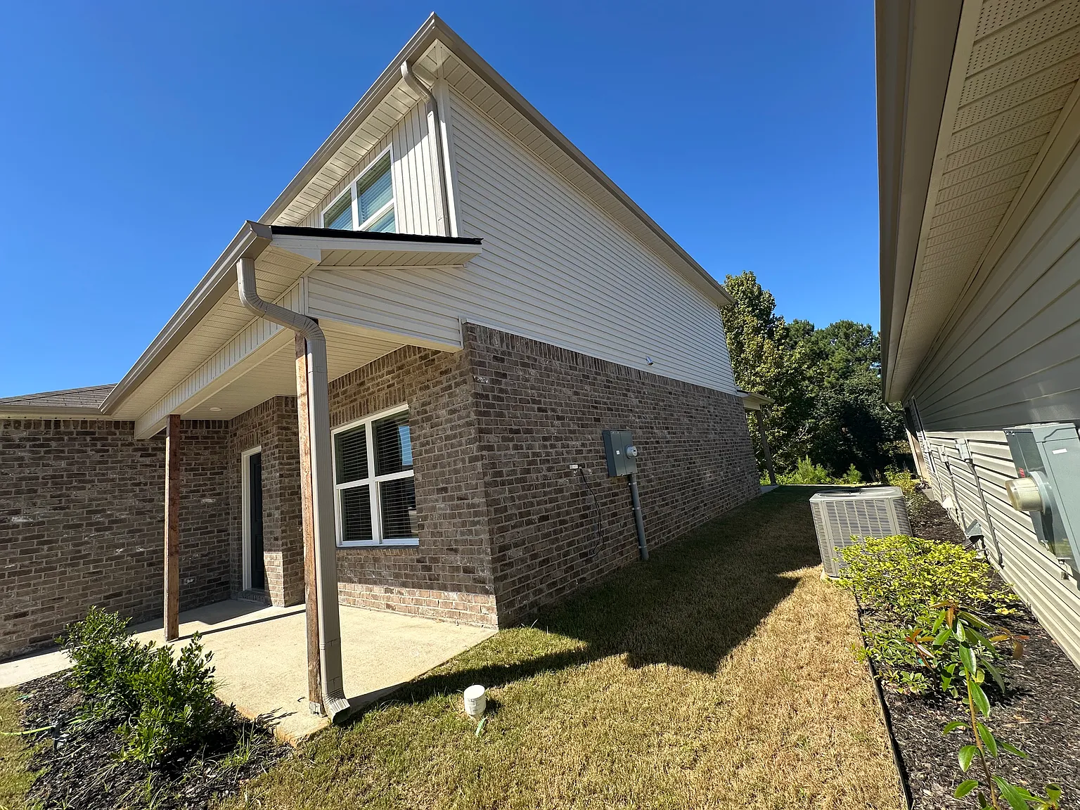 4 bed, 2347 sqft, $2,200 — Photo 2
