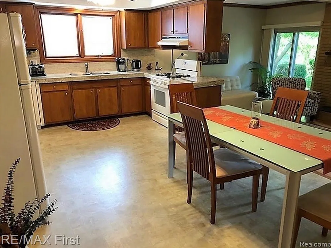 3 bed, 1.5 bath, 1450 sqft, $2,000 — Photo 3