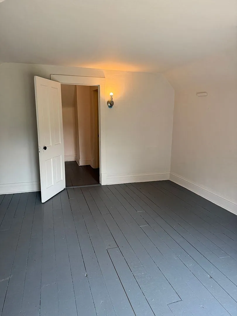 Welcome to the peace and quiet of this 4-bedroom 2-bathroom home. — Photo 4