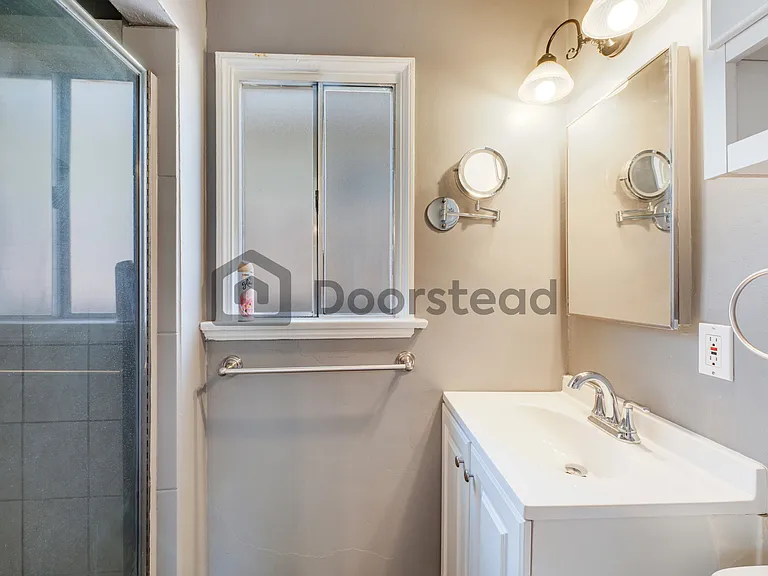 404 Hawthorne St #B — Photo 12