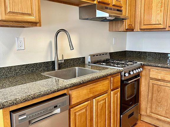 3rd image of 1202 Hampshire St