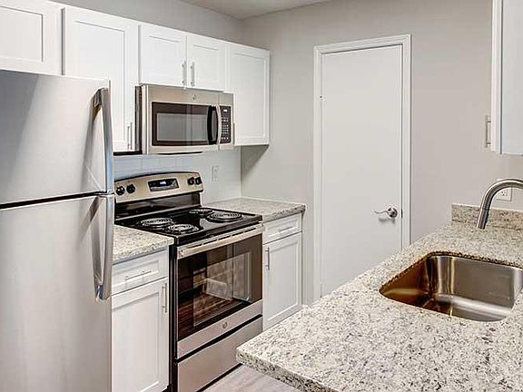 5th image of 8181 Fannin St #2011