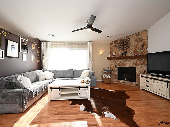 4th image of 1735 Chesapeake Ln APT 8