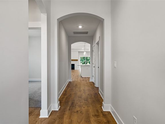 4th image of 122 Tiger Lily Dr