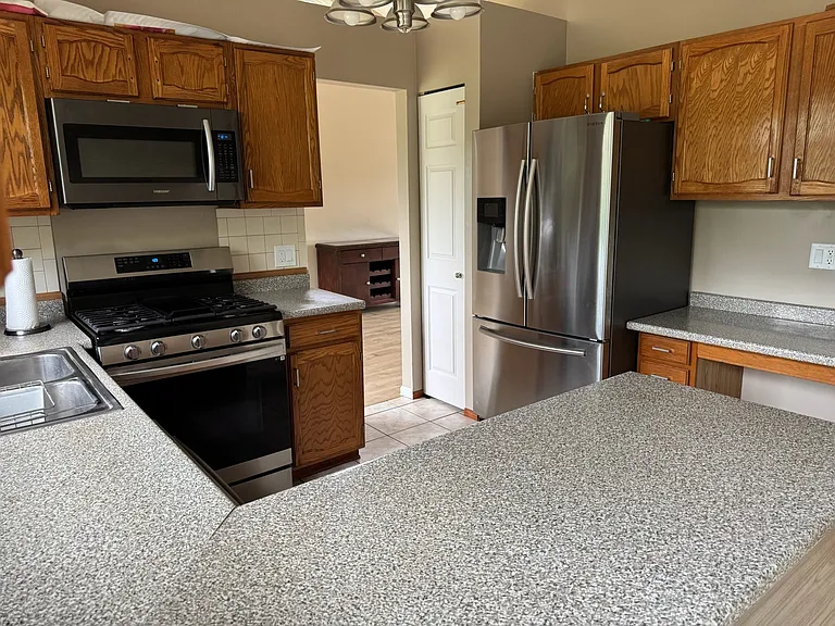 2404 Kenmore Ct — Photo 9