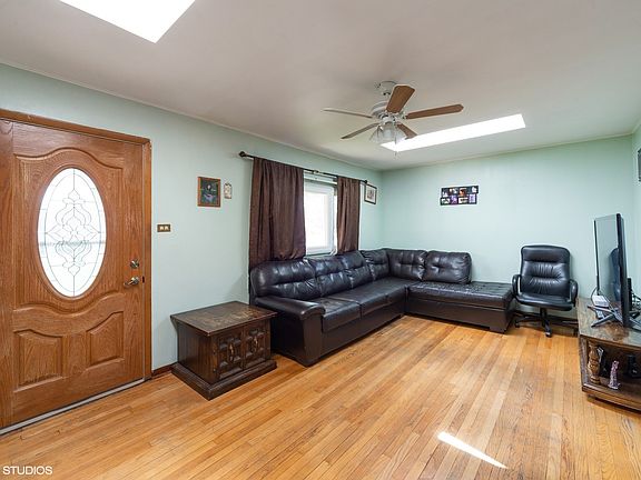 2nd image of 428 Armitage Ave