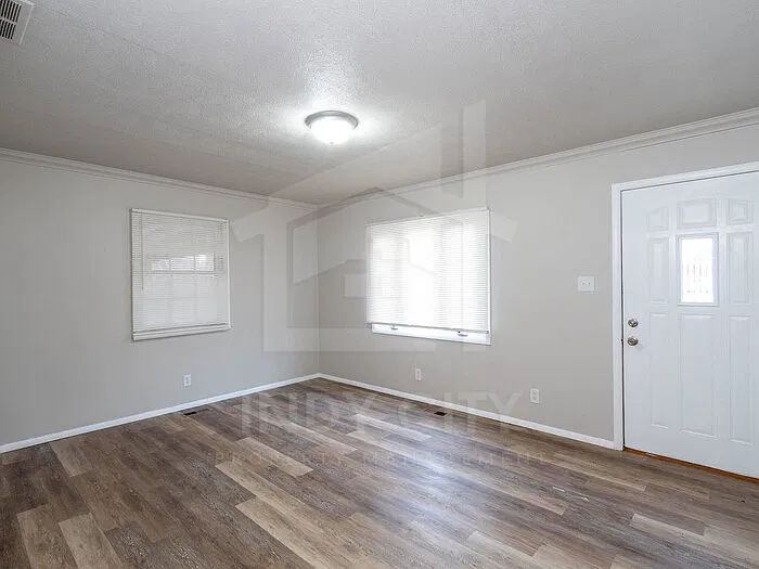 3 bed, 1.0 bath, 720 sqft, $1,300 — Photo 4