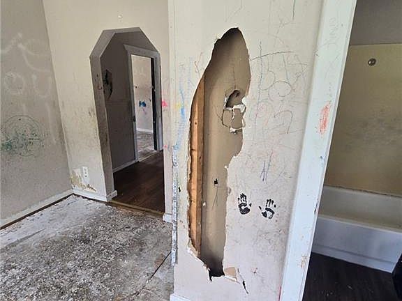 5th image of 809 W Lexington St