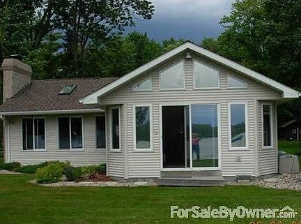 Front view : This is the front, leading into the 3 season sun room