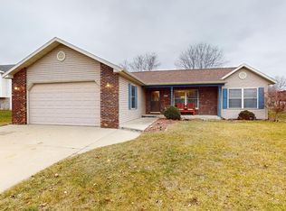 806 Rodeo Dr SE, Pine Island, MN 55963