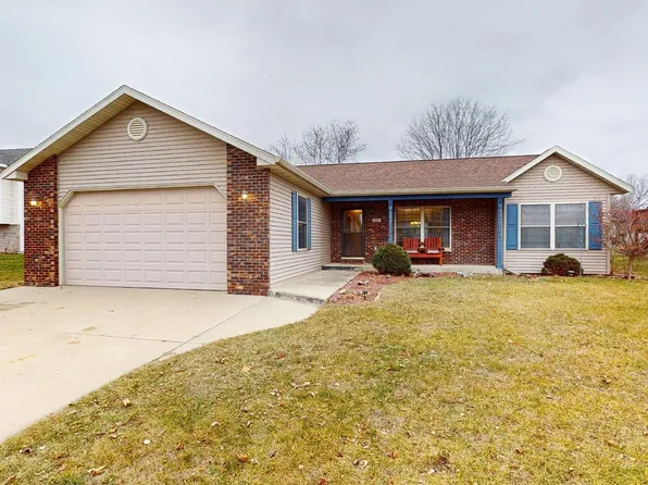 806 Rodeo Dr SE, Pine Island, MN 55963