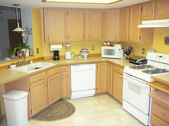 Spacious, bright kitchen