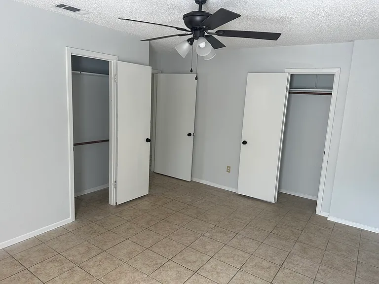 401 Adams Ln — Photo 8