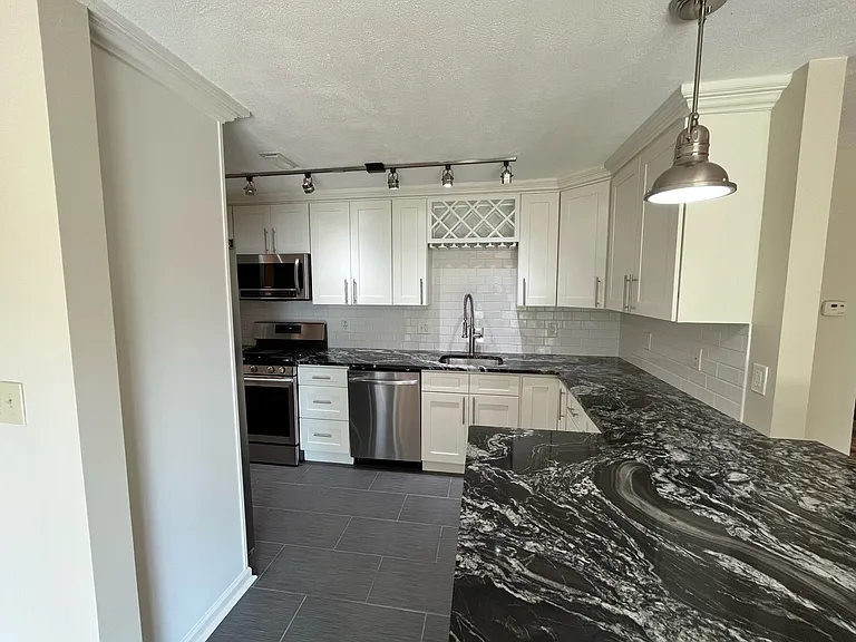 7201-7223 Beacon Hill Dr — Photo 5