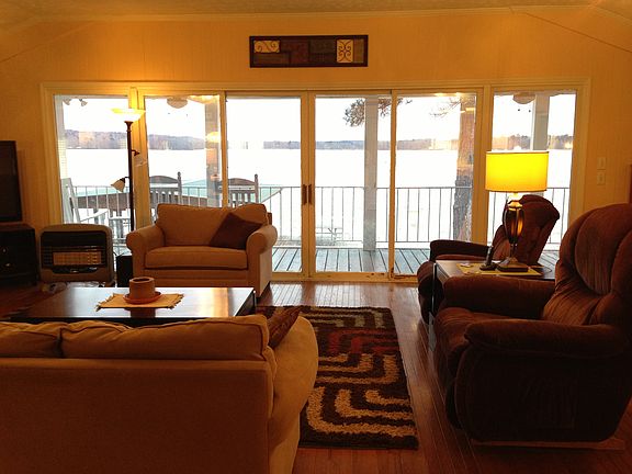 Great room, lake in backgnd