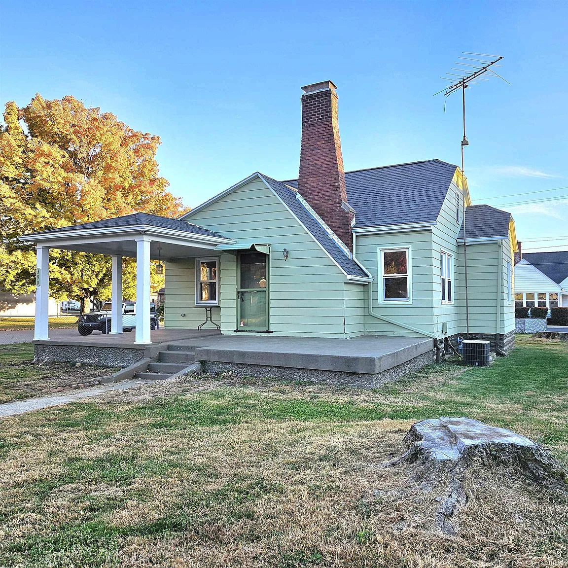 390 Lovers Ln photo 1