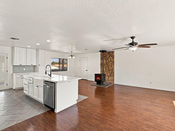 4th image of 202 E Phoenix St