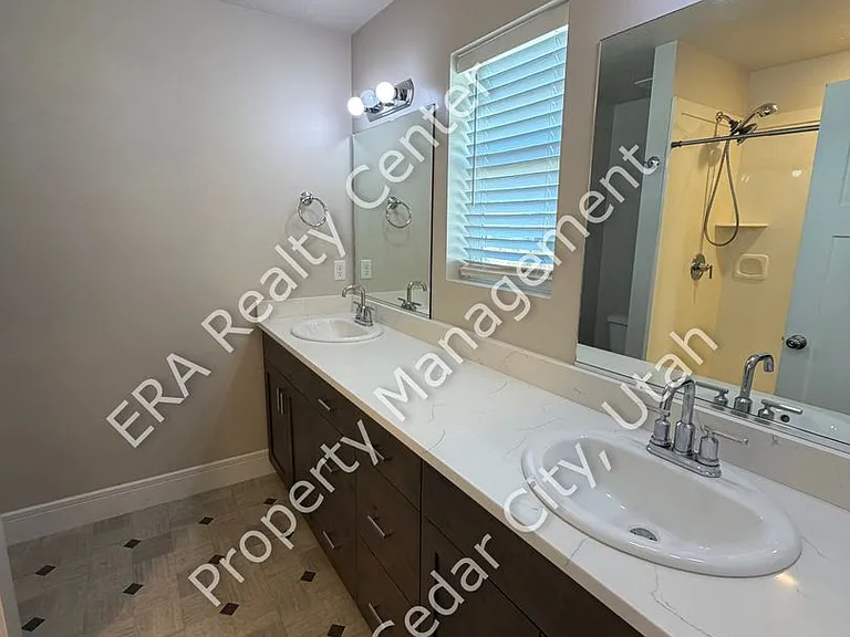 2854 W Meadow St — Photo 12