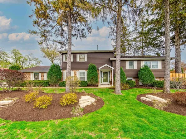 1137 Pine Tree Ln, Libertyville, IL 60048