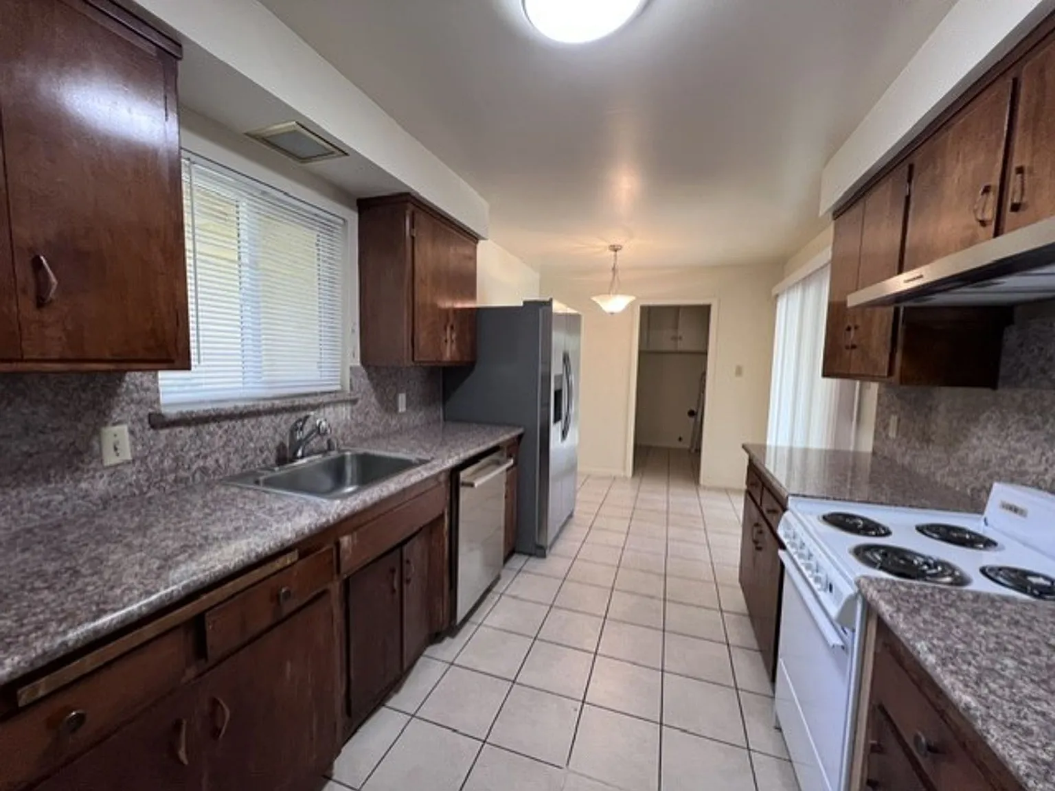 6801 Las Palamitas Way - South Land Park Duplex with central heat and air. Close to shopping and ... — Photo 4