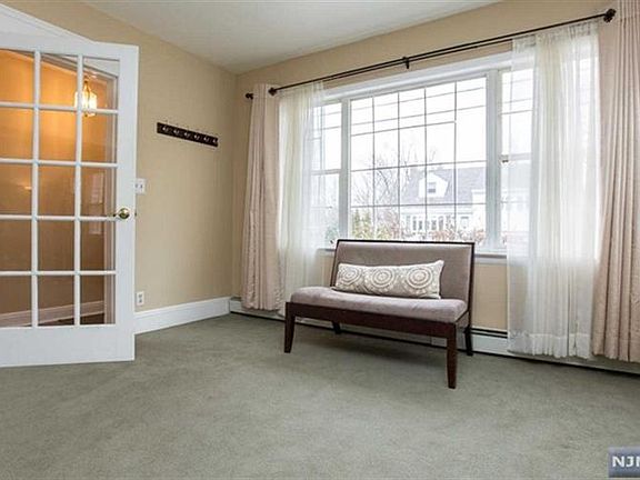 4th image of 452 Elizabeth St