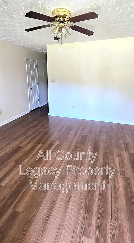 3 bed, 1.0 bath, $1,250 — Photo 2