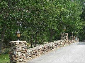 Stonewall lined driveway