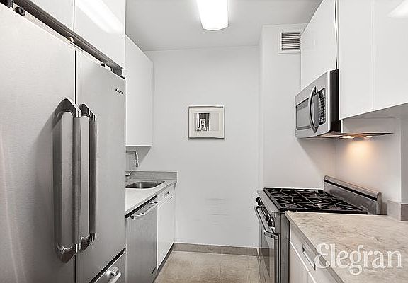 4th image of 99 John St APT 917
