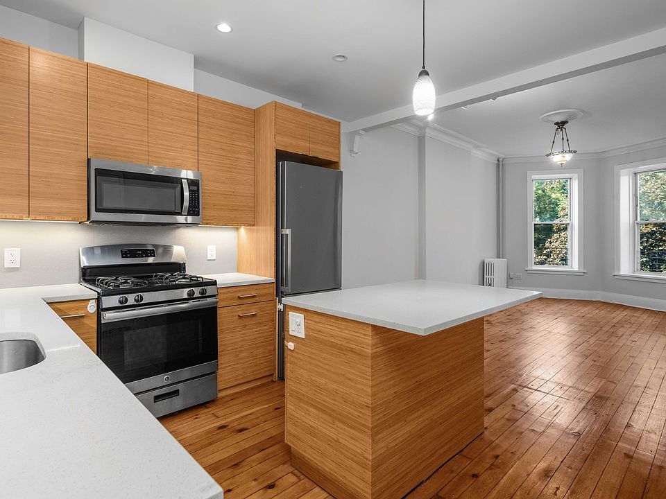 1st image of 402 2nd St APT 2
