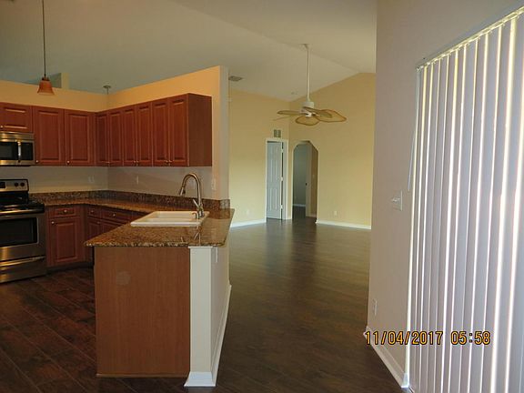 3rd image of 444 SW Columbus Dr