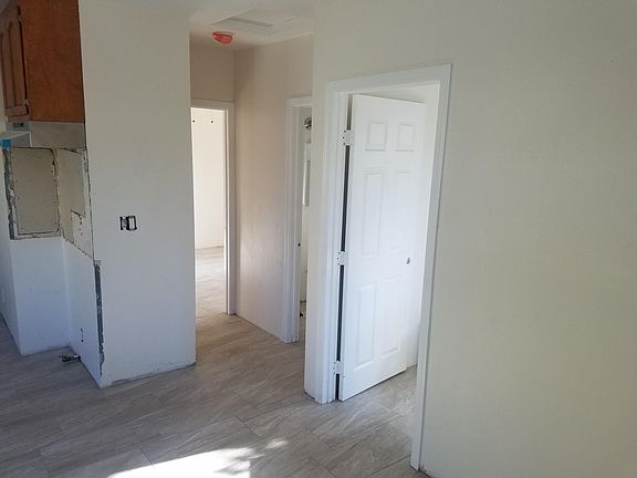 4th image of 4220 Mandalay Dr