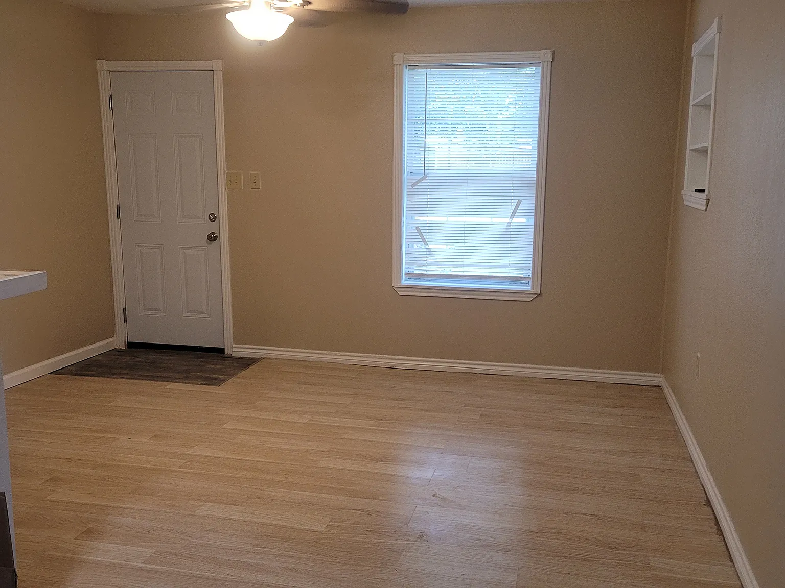 2 bed, 828 sqft, $1,300 — Photo 3