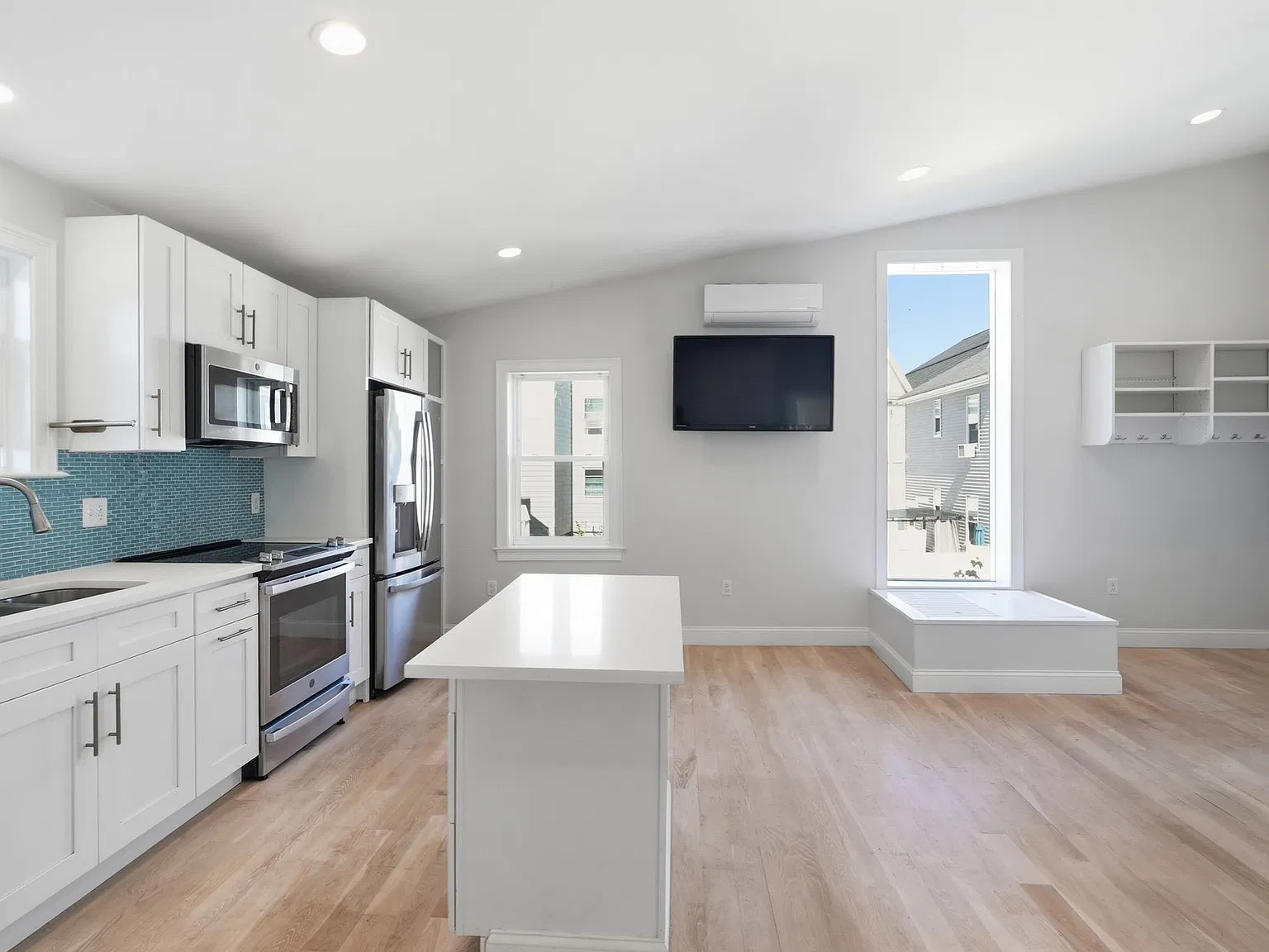 2 bed, 908 sqft, $3,000 — Photo 3