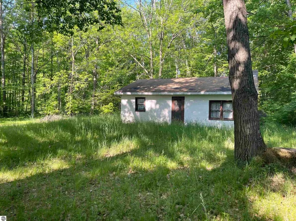 9778 Lake Station Ave, Lake, MI 48632