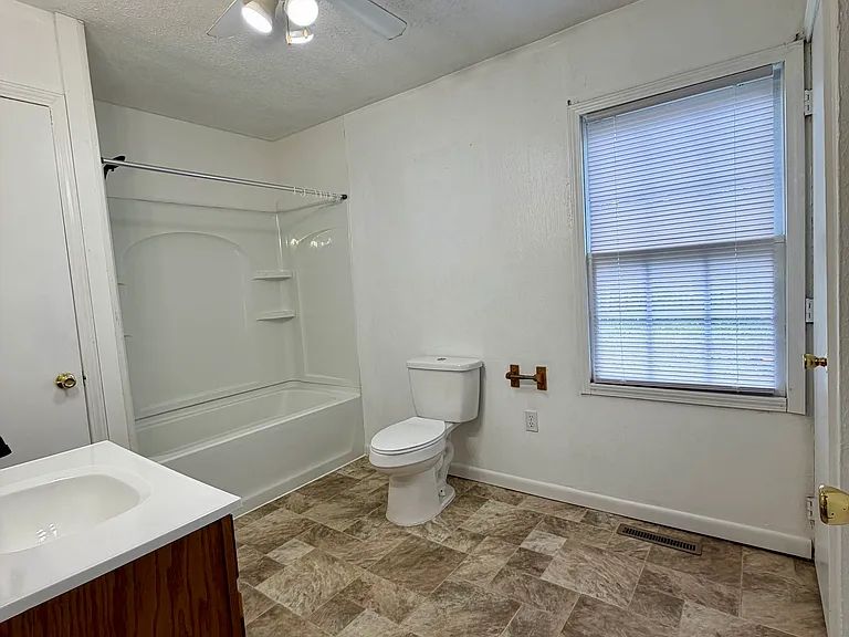 520 Knowles Ln — Photo 6