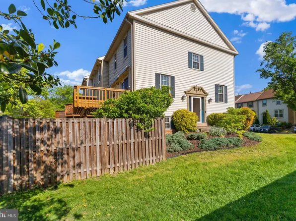 2701 Woodwalk Ct, Alexandria, VA 22306